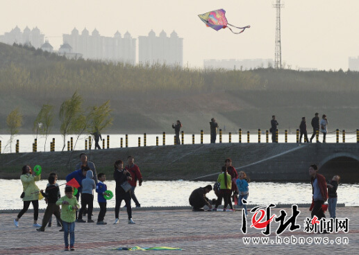 4月3日，省会石家庄阳光明媚，滹沱河畔迎来游客高峰。