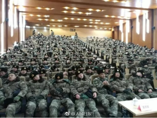 这张照片摄于南京建邺区文化艺术中心小剧场，26日清晨，某舟桥旅官兵540余人，结束彻夜扫雪除冰任务后，在此休息。他们中绝大部分是90后、95后。