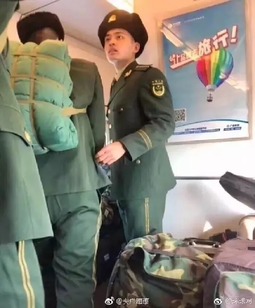 前两天，@央广军事 发微博称，一批刚从军校毕业的学员登上了开往分配地的列车，几乎占满整个车厢。一些没有买到坐票的乘客怨声载道，嘟囔着为什么当兵的不给让座。